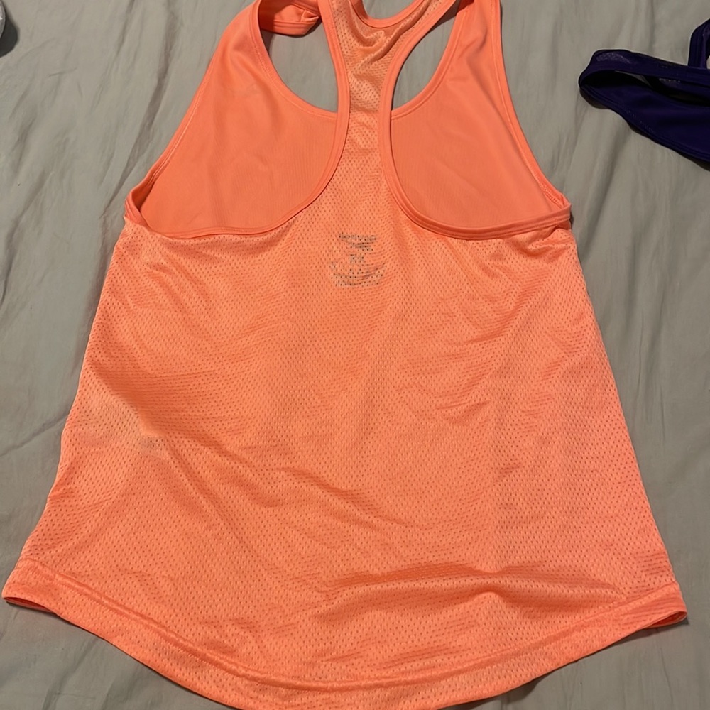 2 Reebok tanks - Picture 3 of 8